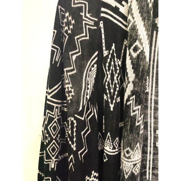 BillaBong Black & White Aztec Pattern Women's Cardigan Sweater size SP - Picture 4 of 4